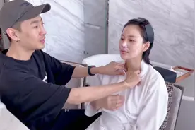 不怕何捷吃醋？张馨予穿浴袍被男友人按摩，抚摸脖子锁骨超暧昧图片