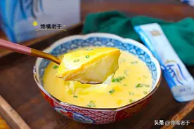 蒸鸡蛋羹，就怕直接搅水上锅蒸，教你饭店做法，蛋羹滑嫩还不腥图片