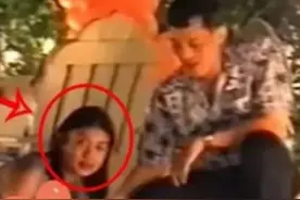 2014年泰国王妃被曝丑闻：脱光衣服趴地上给狗喂食，多人围观录像图片