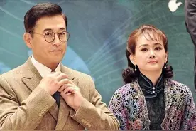 王志飞夫妇同框，妻子穿旗袍好贤惠，他正襟危坐一副大男子姿态图片