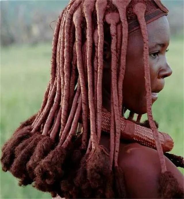 非洲原始部落红泥族:"赤裸"为美,女人从不洗澡,男人寿命极短