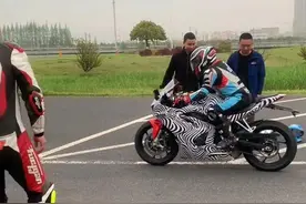 凯越 400RR 再次高清曝光！测试员：性能第一颜值第二（附：视频）图片