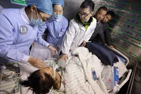 交通事故中对方有人受伤怎么办？需要探视和垫付医药费吗？图片