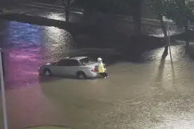 最美“大力士”！深圳90后女铁骑暴雨夜徒手推车救援图片