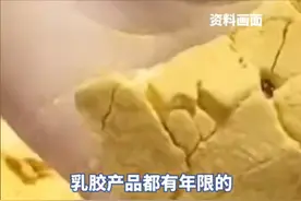 孩子总是揉鼻子打喷嚏，男子剪开使用10年乳胶床垫，发现内部已粉末化，当事人：以前不懂乳胶床垫有使用年限图片