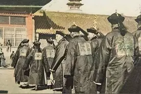 清朝皇帝上朝时，说满语还是汉语？哪种语言是清朝的官方语言？图片