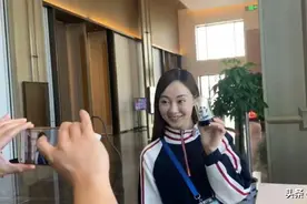 走进媒体接待站⑲|抢不到“冰墩墩”？黑龙江电视台记者晓航给你捏一个图片