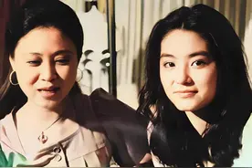 琼瑶有多美？1973年和林青霞的合影，那年她35岁气质非凡图片