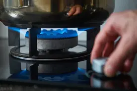 燃气灶打着后就熄火是怎么回事？该如何处理？图片