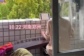 大学男生在阳台沉浸式弹奏《兰亭序》图片