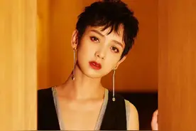 刘恺威新女友李晓峰的人脉广，何炅帮她介绍老公，冯小刚捧她上位图片