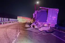 前车故障未摆放警示牌 后车超速刹车不及酿事故图片