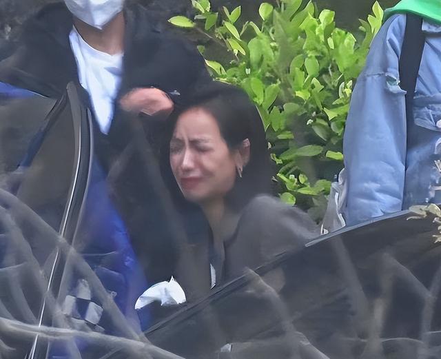 浴缸陪睡、助理手接口水、“跪式服务”，这些明星哪来的优越感？
