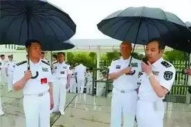 海军司令为他撑伞？这名技术人员有多牛？图片