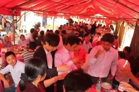 广东农村宴席曝光，一桌400元竟有15道菜，网友：看着都流口水图片