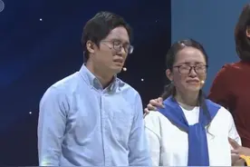 母亲外出打工17年未归，北大高材生当众泪奔：妈妈我一定要找到你图片