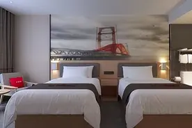 不是夫妻却同住酒店，如果遇到警察查房要怎么处理？答案来了图片