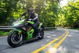 新车 | 售4.98-5.08万元，新增版画配色！2023款川崎Ninja 400上市图片