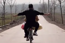 乡间小路版泰坦尼克！妈妈在爸爸自行车上笑得像个小姑娘，网友：普通人爱情最好的模样图片