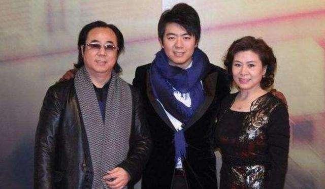 郎朗：3岁学钢琴，17岁成名，同刘亦菲传过绯闻，终娶小12岁娇妻