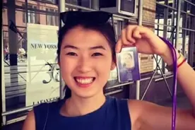 冯思羽含泪说亲情：心疼离异的单身母亲，体谅生父冯小刚图片