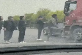 别让冲动支配行动，两名男子疯狂拍打车门，为拦车不幸被碾压图片