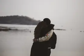 嘴巴上对你好的男人，却不为你做以下3件事，说明他根本不爱你图片