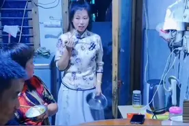 她，嫁给了隔壁邻居，几乎都不用进厨房，饿了就回娘家蹭个饭图片