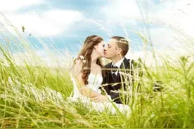 为什么有些女人在接吻时会咬嘴唇？图片