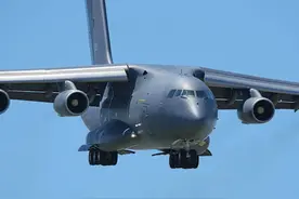 运20降落时机翼“剧烈抖动”，尾翼也在抖，难道是运20不结实吗？图片