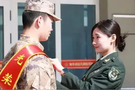 退役女兵送未婚夫二次入伍，甜蜜出征→图片