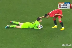 中超惊现“摸头翻滚”。榜首大战成都蓉城1：0力克上海海港，守门员张岩被武磊摸头后痛苦翻滚被热议图片