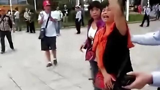 21岁男子洗浴强奸42岁阿姨,期间小伙昏迷,阿姨痛哭我才是受害者