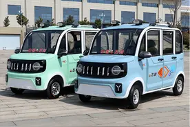 2款四轮老年代步车，可载5人，油电两用、冷暖空调，适合老人驾驶图片