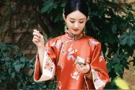 赵丽颖穿大红“囍服”旗袍包粽子，有望复婚冲击视后？状态太绝图片