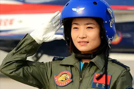 中国首位歼10女飞行员，30岁跳伞失败壮烈牺牲，36万群众含泪送别图片