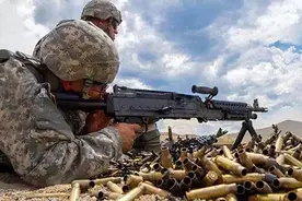 在战场上，步兵会携带多少子弹？带的越多越安全吗？真相出乎意料图片