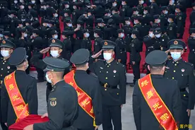 一场特殊意义的仪式 一副军衔的“特别遇见”图片