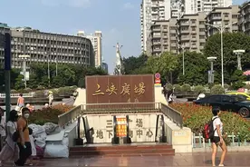 经过三峡广场的小朋友，没有一个能干着衣服出来图片