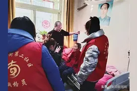 身份证照片和本人差距大，民警上门为九旬老太拍照图片