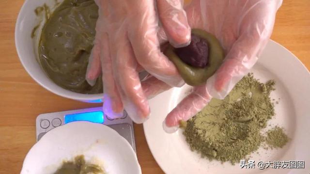 如果你有糯米粉,快收藏这食谱,两种口味的糯米糍,做法太简单了