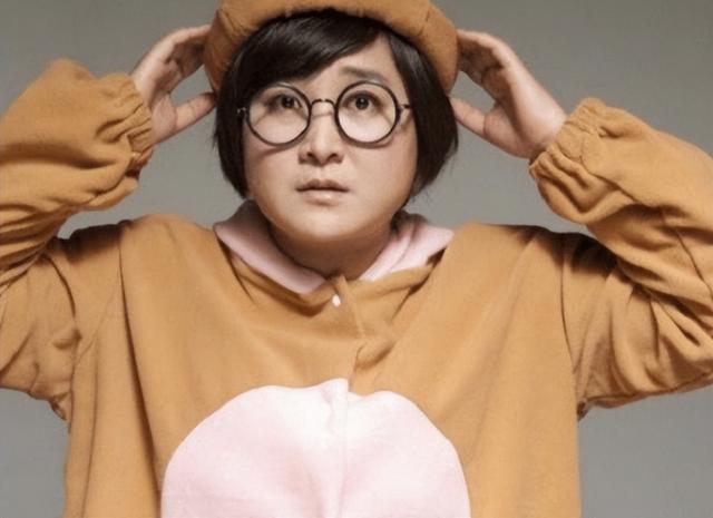 短圆脸分为两种,一种是小五官量感的短圆脸,这就是属于贾玲这一系列的