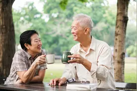 五六十岁的父母，保险怎么买？这套方案值得参考图片