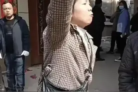 恶婆婆现身穿金戴银，24岁被杀网红“芳芳”后续:婆婆现身怼众人图片