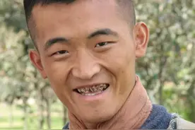 娱乐圈是个圈，“丑”小子配角专业户，朋友圈却全都是大咖图片