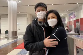 泰前总理英拉送18岁儿子开学，无法一起回国很悲伤，后代阳光帅气图片