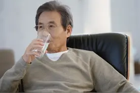 半夜经常口干舌燥？别以为就是缺水，可能是这5种病“找上门”了图片