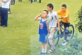 重庆 消防员成功救援后，围观小朋友向他们敬礼图片