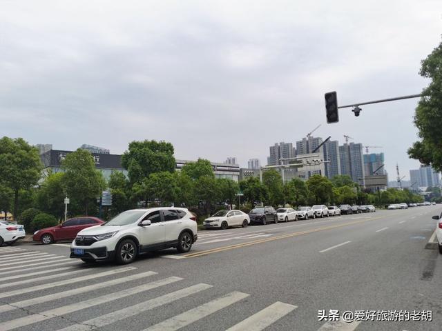 4公里的长沙道路，双向四车道变停车场，100多家汽车4S店齐聚在此