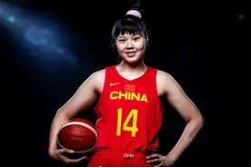 女篮李月汝冲击WNBA!CBA男友全程陪她训练，未来公婆场外指导图片
